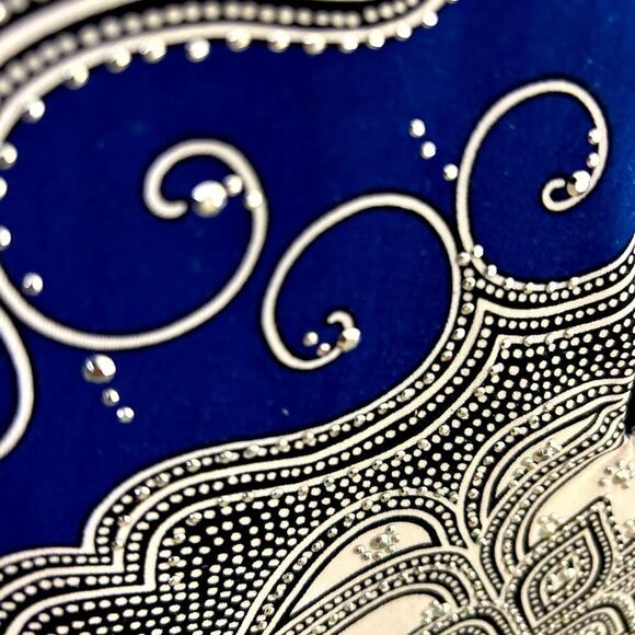 Elegant Blue and White Patterned Women's Top - Picture 3 of 7